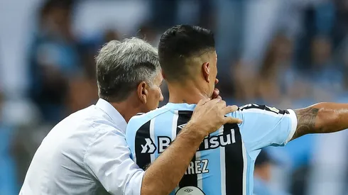 RS - PORTO ALEGRE - 08/04/2023 - GAUCHO 2023, GREMIO X CAXIAS - Renato Portaluppi tecnico do Gremio e Luis Suarez jogador do Gremio durante partida contra o Caxias no estadio Arena do Gremio pelo campeonato Gaucho 2023. Foto: Pedro H. Tesch/AGIF