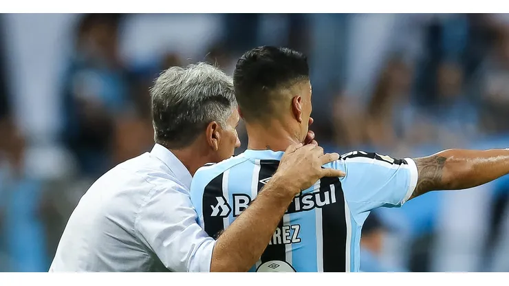 RS - PORTO ALEGRE - 08/04/2023 - GAUCHO 2023, GREMIO X CAXIAS - Renato Portaluppi tecnico do Gremio e Luis Suarez jogador do Gremio durante partida contra o Caxias no estadio Arena do Gremio pelo campeonato Gaucho 2023. Foto: Pedro H. Tesch/AGIF
