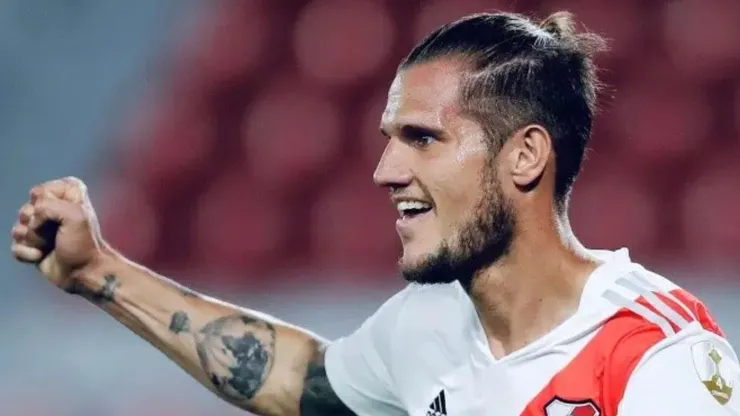 Zuculini comemorando jogo pelo River Plate