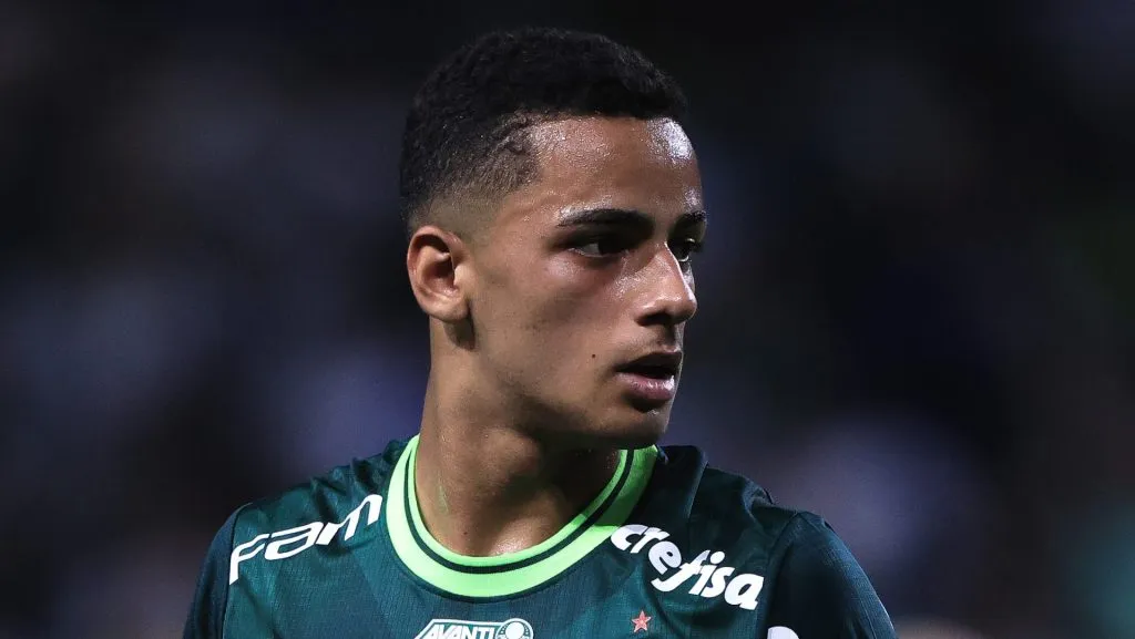 Giovani tem conversa com Abel Ferreira e é colocado na reserva no retorno do Mundial Sub-20