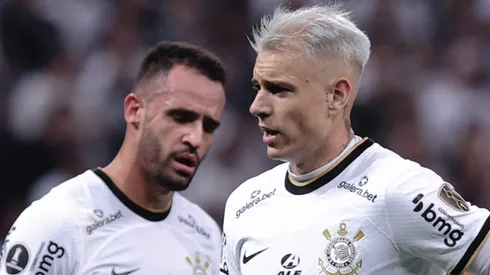 SP - Sao Paulo - 26/05/2022 - LIBERTADORES 2022, CORINTHIANS X ALWAYS READY - Roger Guedes e Renato Augusto jogadores do Corinthians durante partida contra o Always Ready no estadio Arena Corinthians pelo campeonato Copa Libertadores 2022. Foto: Ettore Chiereguini/AGIF