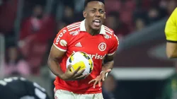 RS - Porto Alegre - 19/06/2022 - BRASILEIRO A 2022, INTERNACIONAL X BOTAFOGO - Moises jogador do Internacional recebe cartao amarelo do arbitro durante partida contra o Botafogo no estadio Beira-Rio pelo campeonato Brasileiro A 2022. Foto: Pedro H. Tesch/AGIF