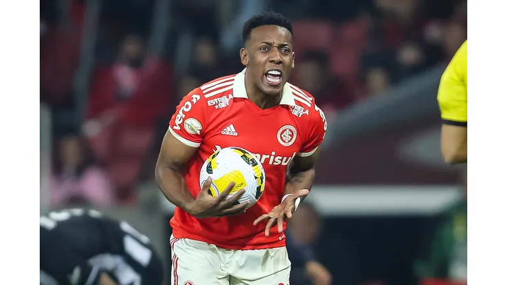 RS - Porto Alegre - 19/06/2022 - BRASILEIRO A 2022, INTERNACIONAL X BOTAFOGO - Moises jogador do Internacional recebe cartao amarelo do arbitro durante partida contra o Botafogo no estadio Beira-Rio pelo campeonato Brasileiro A 2022. Foto: Pedro H. Tesch/AGIF