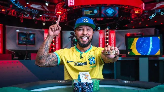 Rafael Reis levou um bracelete de campeão mundial (Foto: Spencer Sembrant/WSOP)