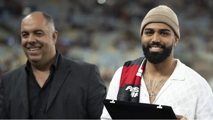 RJ - RIO DE JANEIRO - 08/06/2023 - LIBERTADORES 2023, FLAMENGO X RACING - Gabi jogador do Flamengo levanta placa comemorativa durante cerimonia de homenagem pelo recorde de gols na Libertadores antes da partida contra o Racing no estadio Maracana pela decisao do campeonato Libertadores 2023. Foto: Jorge Rodrigues/AGIF