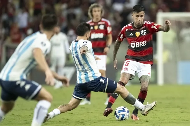 Foto: Jorge Rodrigues/AGIF – Pulgar vem sendo um dos destaques do time de Sampaoli.