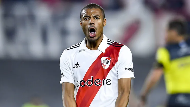 BUENOS AIRES, ARGENTINA - OCTOBER 12: Nicolas De La Cruz of River Plate celebrates after scoring the first goal of his team during a match between River Plate and Platense as part of Liga Profesional 2022 at Estadio Más Monumental Antonio Vespucio Liberti on October 12, 2022 in Buenos Aires, Argentina. (Photo by Marcelo Endelli/Getty Images)
