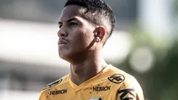 Ângelo com a camisa do Santos - Foto: Divulgação/Santos FC