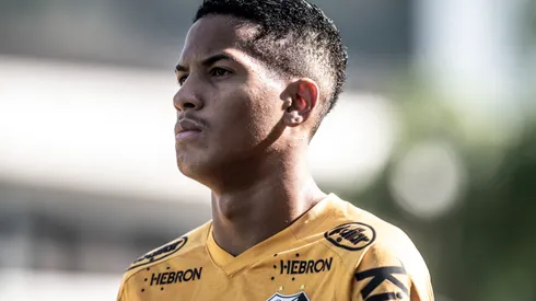 Ângelo com a camisa do Santos - Foto: Divulgação/Santos FC