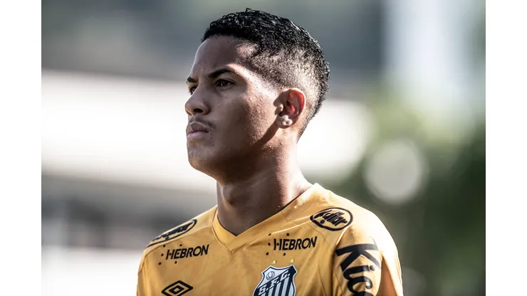 Ângelo com a camisa do Santos - Foto: Divulgação/Santos FC