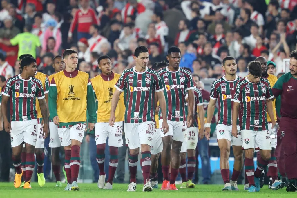 Photo by Marcos Brindicci/Getty Images – Time do Fluminense saindo de campo no duelo contra o River Plate
