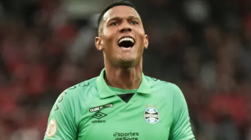 Goleiro Adriel ajudou Luis Suárez quando uruguaio sentiu pisão em treino no Grêmio