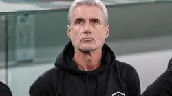 PR - CURITIBA - 03/06/2023 - BRASILEIRO A 2023, ATHLETICO-PR X BOTAFOGO - Luis Castro tecnico do Botafogo durante partida contra o Athletico-PR no estadio Arena da Baixada pelo campeonato BRASILEIRO A 2023. Foto: Robson Mafra/AGIF