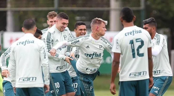 Zé Roberto foi o responsável por começar o trote em Roger Guedes no Palmeiras em 2017