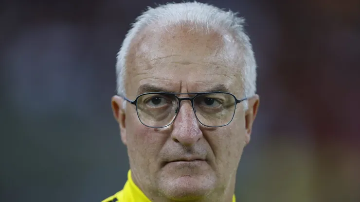 RIO DE JANEIRO, BRAZIL - OCTOBER 25: Dorival Junior coach of Flamengo looks on during a match between Flamengo and Santos as part of Brasileirao 2022 at Maracana Stadium on October 25, 2022 in Rio de Janeiro, Brazil. (Photo by Wagner Meier/Getty Images)