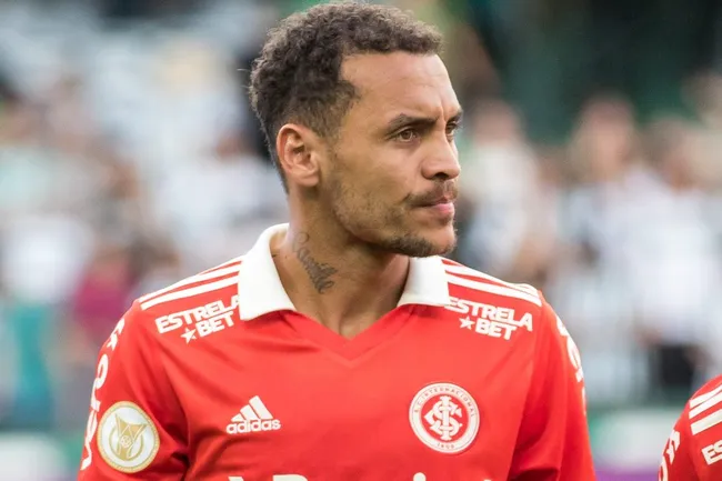 Foto: Robson Mafra/AGIF – Alan Patrick até tentou, mas o Colorado sofreu o empate no final do jogo