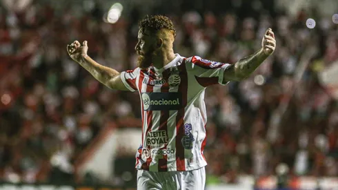 Foto: Reprodução Redes Sociais do Náutico - Souza em comemoração de seu gol de cobrança de falta contra o Volta Redonda