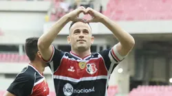 Foto: Reprodução Redes Sociais do Santa Cruz - Jogador Pipico, após marcar três gols em partida contra o Petrolina