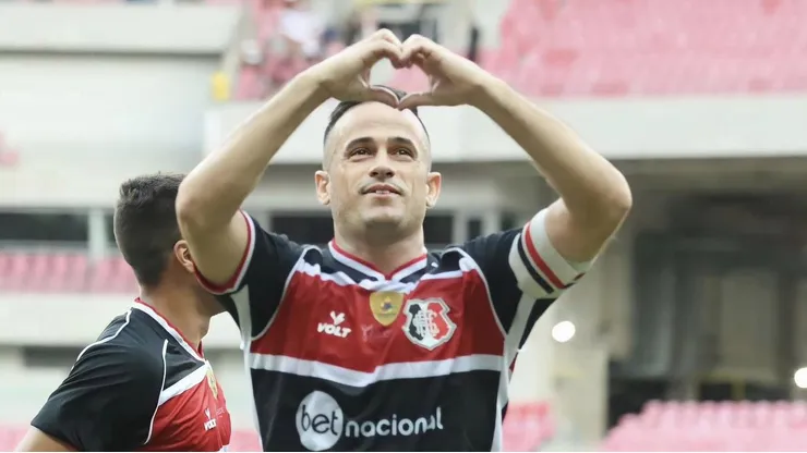 Foto: Reprodução Redes Sociais do Santa Cruz - Jogador Pipico, após marcar três gols em partida contra o Petrolina