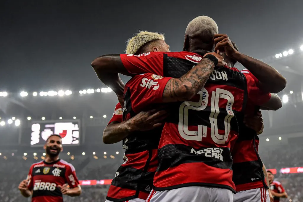 Elenco comemorando o gol de Gerson. Foto: Thiago Ribeiro/AGIF