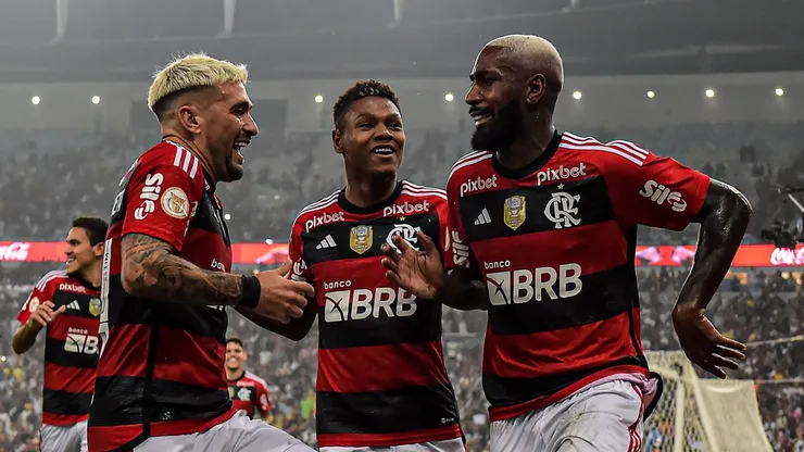 RJ - RIO DE JANEIRO - 05/06/2023 - BRASILEIRO A 2023, VASCO X FLAMENGO - Gerson jogador do Flamengo comemora seu gol com jogadores do seu time durante partida contra o Vasco no estadio Maracana pelo campeonato BRASILEIRO A 2023.