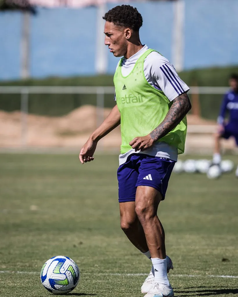 Robert em ação no treino com os profissionais, nesta quarta-feira (7) – Foto: Gustavo Aleixo