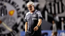 Foto: Abner Dourado/AGIF - Odair está cada vez mais pressionado no Santos.