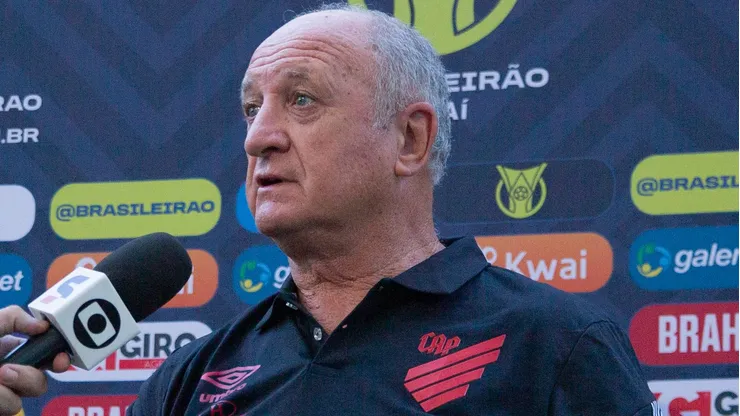 Felipão fez questão de reclamar publicamente do comportamento da torcida do Athletico em jogo ganho na Libertadores