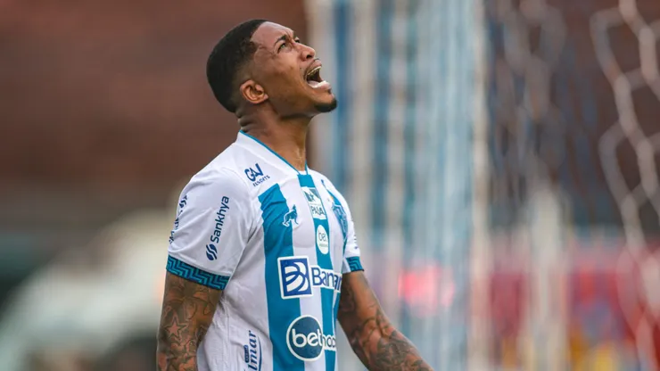 Foto: Fernando Torres/AGIF - Mario Sergio, jogador do Paysandu, lamenta chance perdida durante partida contra o Sao Jose no estadio Curuzu pelo campeonato Brasileiro C 2023.