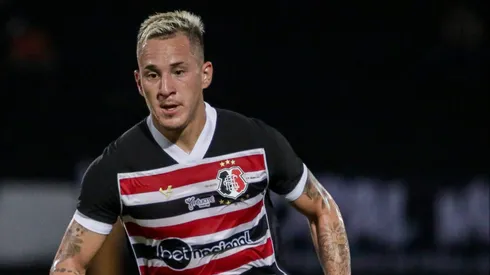 Foto: Rafael Vieira/AGIF - Emerson Galego, jogador do Santa Cruz, durante partida contra o Sousa no estadio Arruda pelo campeonato Brasileiro D 2023.