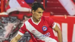 Federico Redondo segue os passos do pai e herda a camisa cinco do Argentinos Jrs (@AAAJoficial/Divulgação)