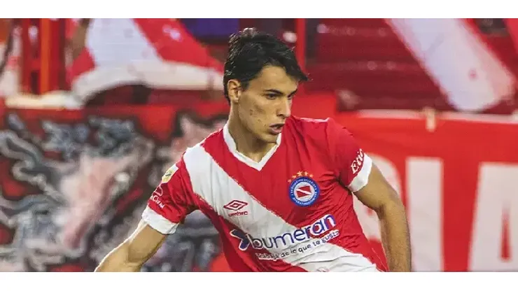 Federico Redondo segue os passos do pai e herda a camisa cinco do Argentinos Jrs (@AAAJoficial/Divulgação)