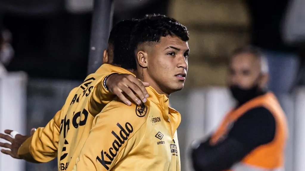 SP – Santos – 18/06/2022 – BRASILEIRO A 2022, SANTOS X BRAGANTINO – Marcos Leonardo e Angelo do Santos durante aquecimento antes da partida contra o Bragantino no estadio Vila Belmiro pelo campeonato Brasileiro A 2022. Foto: Raul Baretta/AGIF