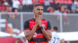 Foto: Renan Oliveira/AGIF - Trellez, jogador do Vitoria lamenta chance perdida durante partida contra o ABC no estadio Barradao pelo campeonato Brasileiro C 2022.