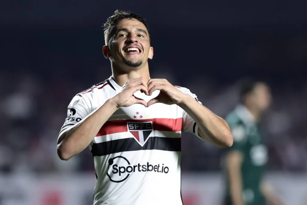 Foto: Marcello Zambrana/AGIF – Pablo Maia chama a atenção na Inglaterra