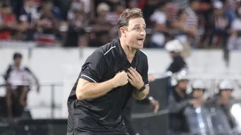 Foto: Reprodução das Redes Sociais Oficiais do Santa Cruz - Técnico Felipe Conceição