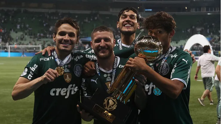 Raphael Veiga (à esquerda) foi "chapéu" do Palmeiras sobre o São Paulo, revelou Mattos