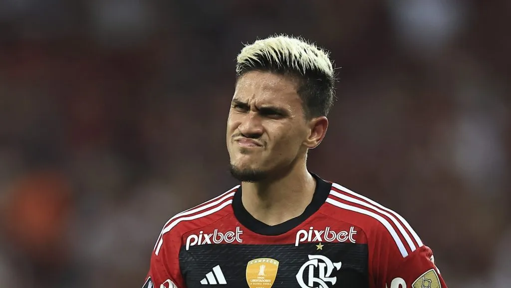 Pedro aparece fazendo careta enquanto usa uniforme rubro-negro do Flamengo