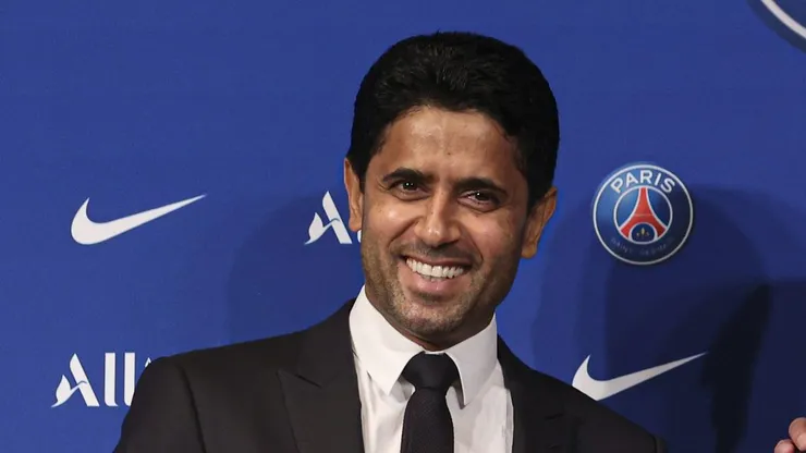PARIS, FRANCE - AUGUST 11: Lionel Messi poses with his jersey next to President Nasser Al Khelaifi and Leonardo after the press conference of Paris Saint-Germain at Parc des Princes on August 11, 2021 in Paris, France. (Photo by Sebastien Muylaert/Getty Images)