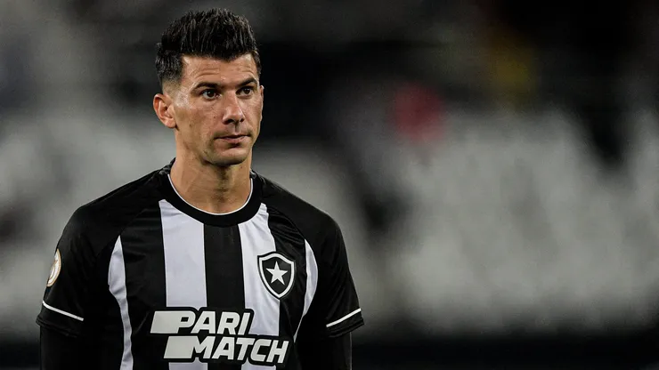 Foto: Thiago Ribeiro/AGIF - Parceiro de Cuesta tem sondagens para sair do Botafogo