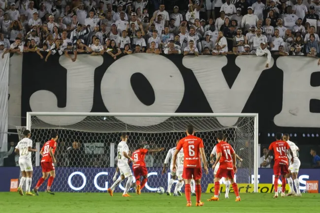 Foto: Fernanda Luz/AGIF – Segundo tempo do Inter foi ruim na Vila Belmiro.