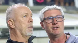 SP - SANTOS - 03/06/2023 - BRASILEIRO A 2023, SANTOS X INTERNACIONAL - Mano Menezes tecnico do Internacional cumprimenta Odair Hellmann tecnico do Santos durante partida contra o Santos no estadio Vila Belmiro pelo campeonato BRASILEIRO A 2023.