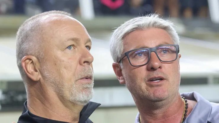 SP - SANTOS - 03/06/2023 - BRASILEIRO A 2023, SANTOS X INTERNACIONAL - Mano Menezes tecnico do Internacional cumprimenta Odair Hellmann tecnico do Santos durante partida contra o Santos no estadio Vila Belmiro pelo campeonato BRASILEIRO A 2023.