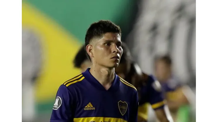 SANTOS, BRAZIL - JANUARY 13: Jorman Campuzano of Boca Juniors looks dejected after a semifinal second leg match between Santos and Boca Juniors as part of Copa CONMEBOL Libertadores 2020 at Urbano Caldeira Stadium (Vila Belmiro) on January 13, 2021 in Santos, Brazil. (Photo by Andre Penner – Pool/Getty Images)