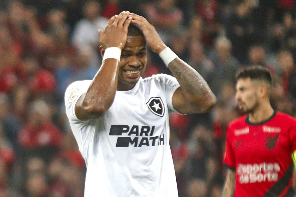 Foto: Gabriel Machado/AGIF – Junior Santos, jogador do Botafogo, lamenta chance perdida durante partida contra o Athletico-PR no estadio Arena da Baixada pelo campeonato BRASILEIRO