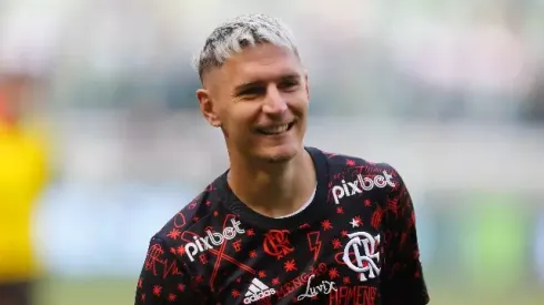 Varela com a camisa do Flamengo - Foto: Gilvan de Souza/Flamengo