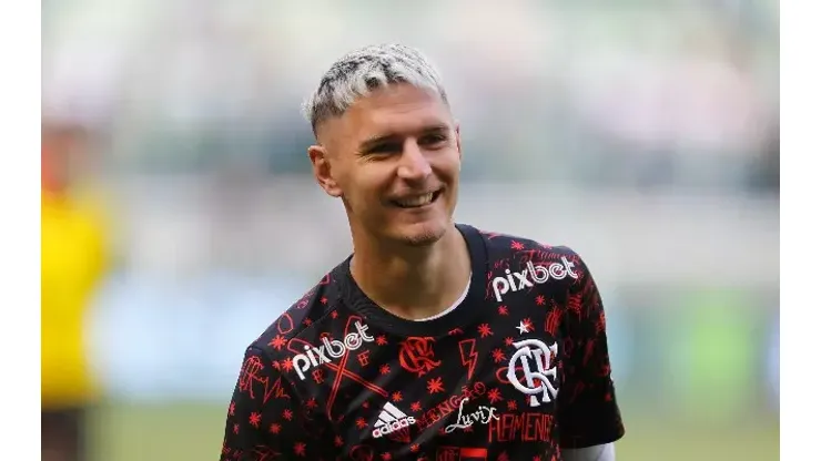 Varela com a camisa do Flamengo - Foto: Gilvan de Souza/Flamengo
