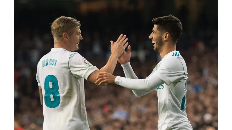 MADRID, SPAIN - NOVEMBER 05: Marco Asensio of Real Madrid CF celebrates with Toni Kroos after scoring his team's 2nd goal during the La Liga match between Real Madrid and Las Palmas at Estadio Santiago Bernabeu on November 5, 2017 in Madrid, Spain. (Photo by Denis Doyle/Getty Images)