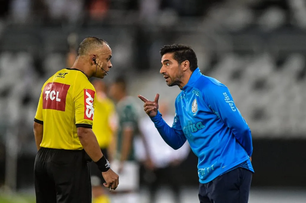 Foto: Thiago Ribeiro/AGIF – Abel Ferreira tem problemas com a arbitragem