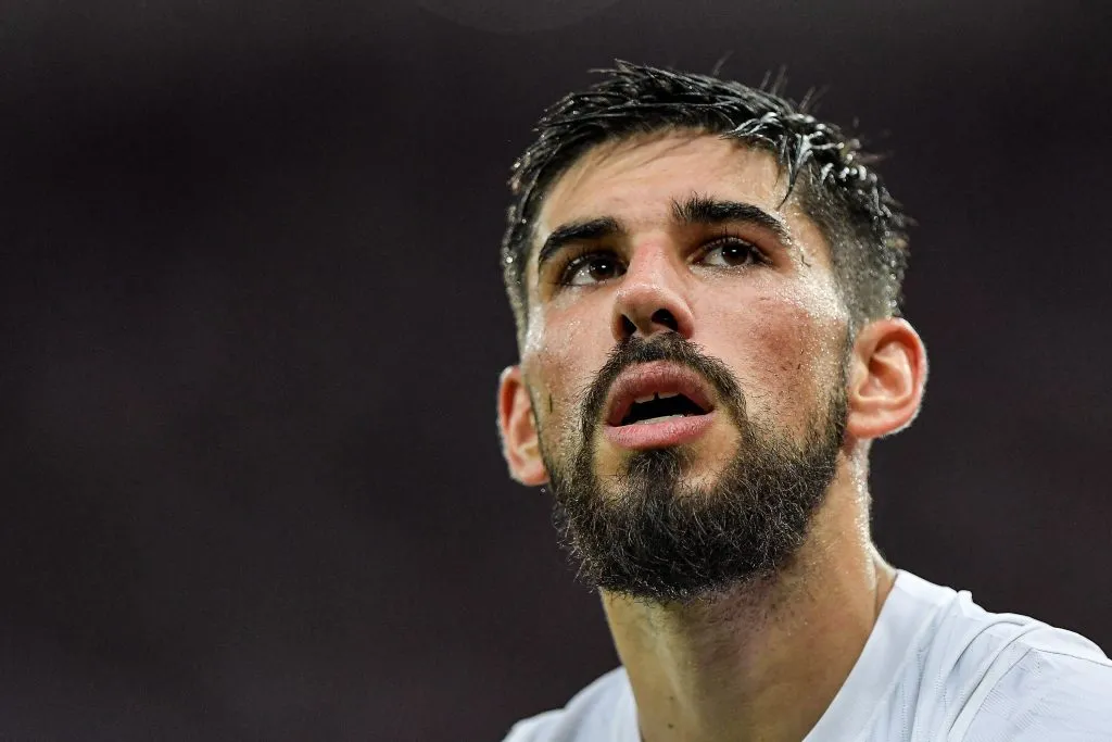 Bruno Méndez, zagueiro desejado pelo Atlético-MG, homem branco, de cabelos, olhos e barba castanhos, olhando para cima